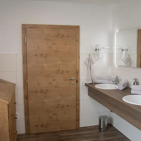 Haus Guggenberger 招待所 列兴